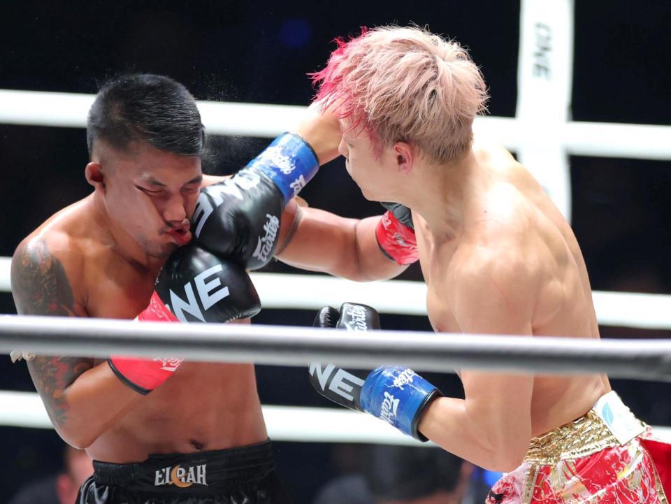 ロッタン・ジットムアンノン（左）の顔面を打ち抜く武尊（撮影・吉澤敬太）