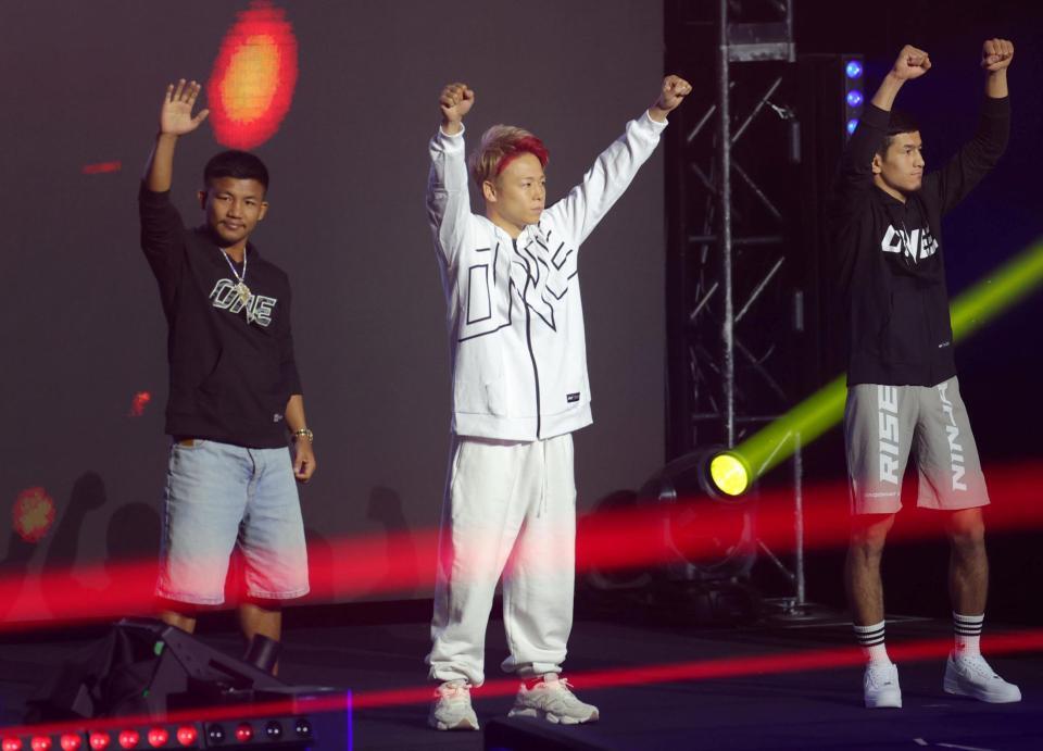 ロッタン・ジットムアンノン（左）らと並び立ち歓声に応える武尊（中央）＝撮影・吉澤敬太