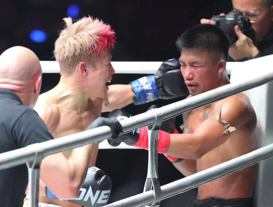 ロッタン・ジットムアンノン（右）に左フックをぶち込む武尊（撮影・吉澤敬太）