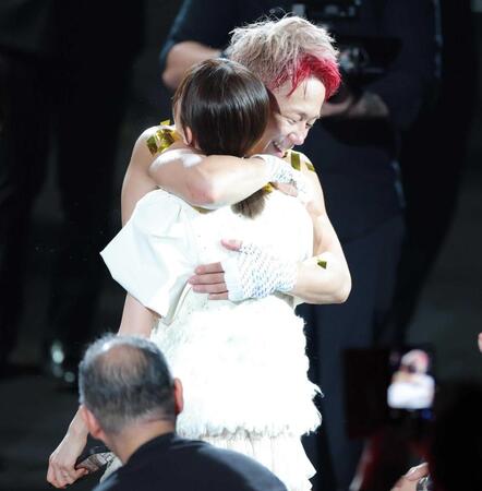 　妻の川口葵を抱きしめる武尊