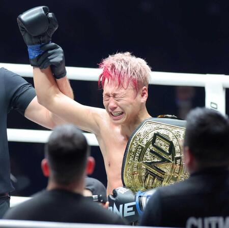 　リング上で男泣き武尊