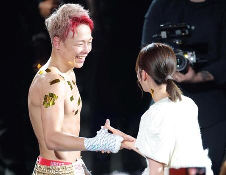 試合後、妻の川口葵と抱き合い、笑顔で握手する武尊（撮影・吉澤敬太）