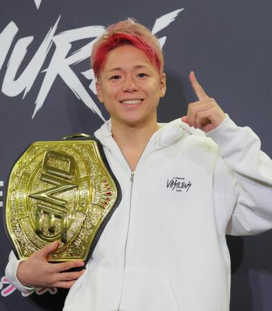 試合後、笑顔でＯＮＥポーズを決める武尊（撮影・吉澤敬太）