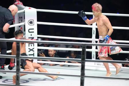 ロッタン・ジットムアンノン（左）からダウンを奪う武尊（撮影・吉澤敬太）