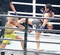 　三浦彩佳（左）に蹴りを入れる澤田千優