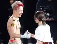 ２９日の試合後、妻の川口葵と抱き合い、笑顔で握手する武尊（撮影・吉澤敬太）