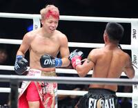 ロッタン・ジットムアンノン（右）と笑顔で打ち合う武尊（撮影・吉澤敬太）