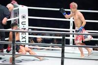 ロッタン・ジットムアンノン（左）からダウンを奪う武尊（撮影・吉澤敬太）