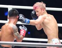 ロッタン・ジットムアンノン（左）の顔面に左を打ち込む武尊（撮影・吉澤敬太）