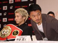 会見に臨む井上尚弥（左）と中谷潤人（撮影・石井剣太郎）