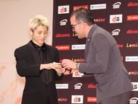 ＷＢＯのチャンピオンリングを贈呈される井上尚弥（左）＝撮影・石井剣太郎