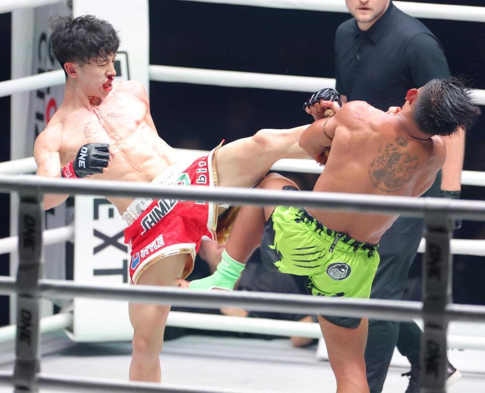 　ソンチャイノーイ・ゲッソンリット（右）に蹴りを浴びせる吉成名高