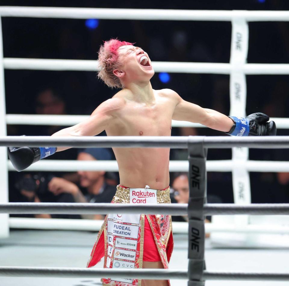 　ＫＯ勝利し喜ぶ武尊（撮影・吉澤敬太）