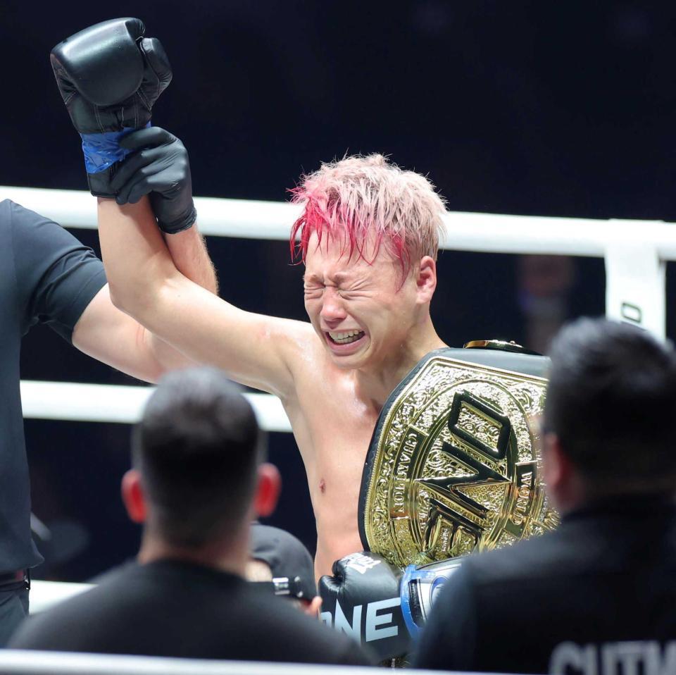 　リング上で男泣き武尊