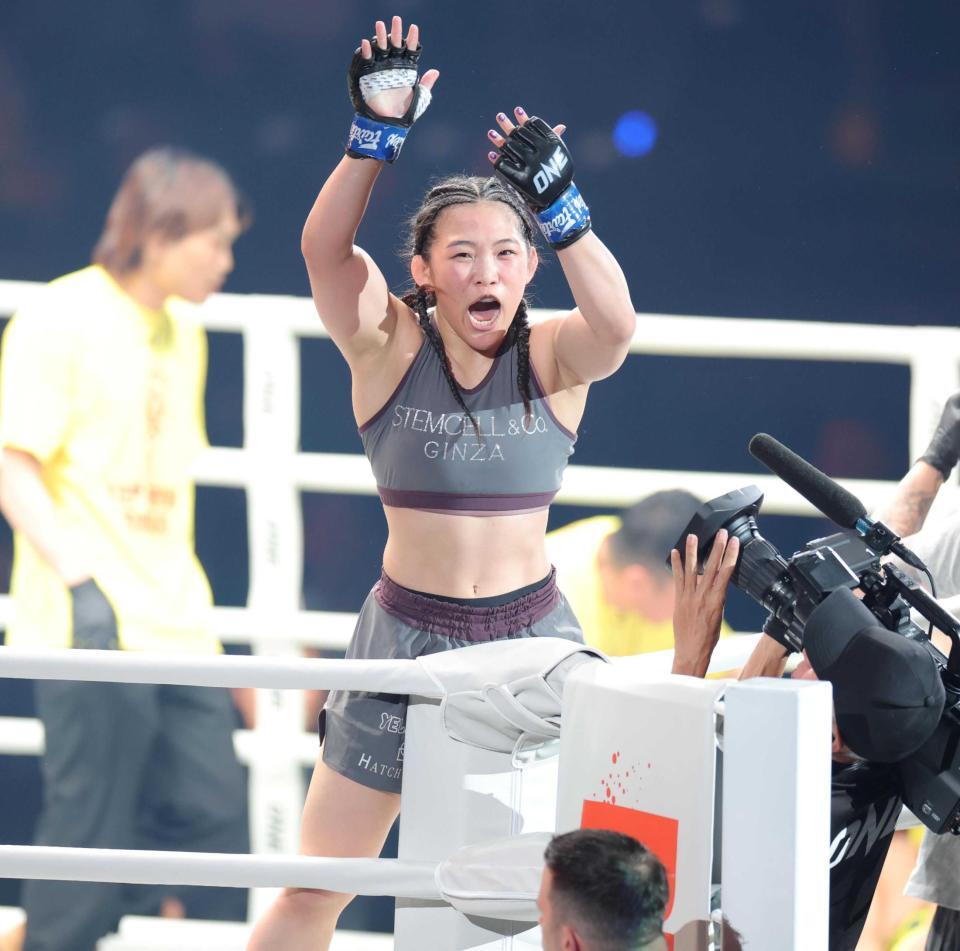 　三浦彩佳を破り、コーナーに上って喜ぶ澤田千優（撮影・吉澤敬太）