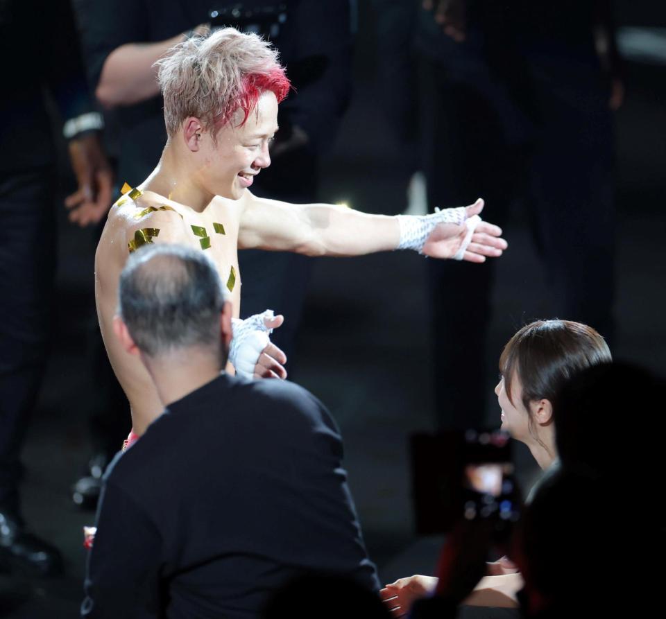 リングを降り、妻の川口葵（右）と笑顔で抱き合う武尊（撮影・吉澤敬太）