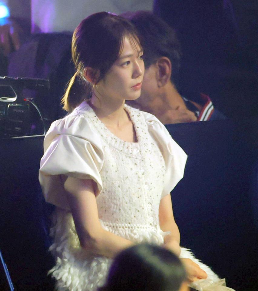 リングを見つめる武尊の妻の川口葵＝有明アリーナ（撮影・吉澤敬太）