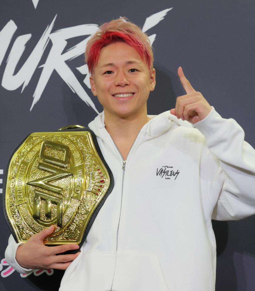 試合後、笑顔でＯＮＥポーズを決める武尊（撮影・吉澤敬太）