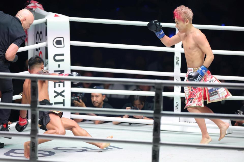 ロッタン・ジットムアンノン（左）からダウンを奪う武尊（撮影・吉澤敬太）