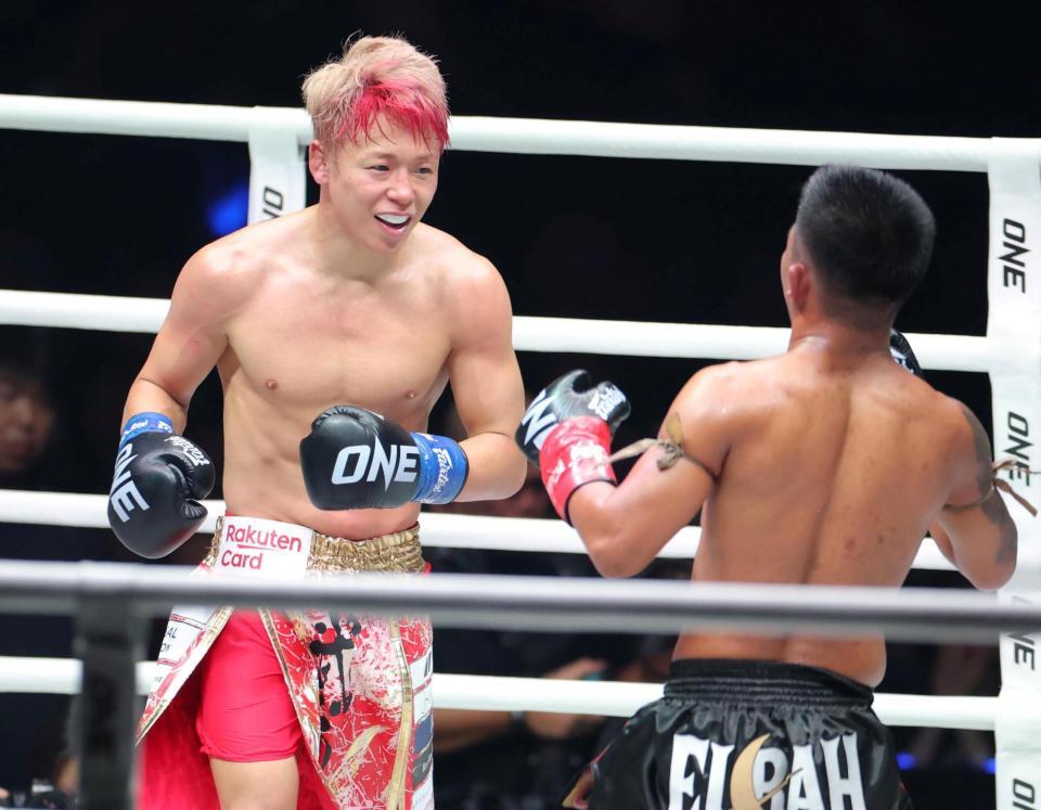 ロッタン・ジットムアンノン（右）と笑顔で打ち合う武尊（撮影・吉澤敬太）