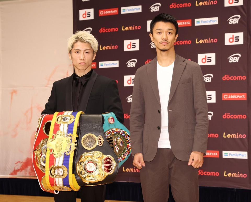 会見を終え、写真撮影に臨む井上尚弥（左）と中谷潤人（撮影・石井剣太郎）