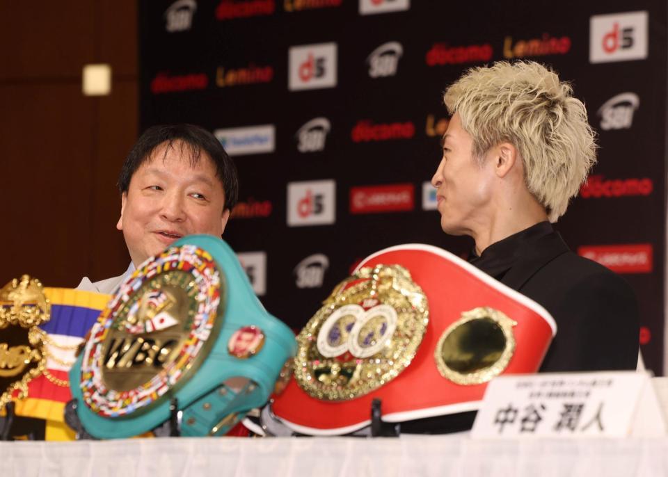 言葉を交わす大橋秀行会長（左）と井上尚弥（撮影・石井剣太郎）