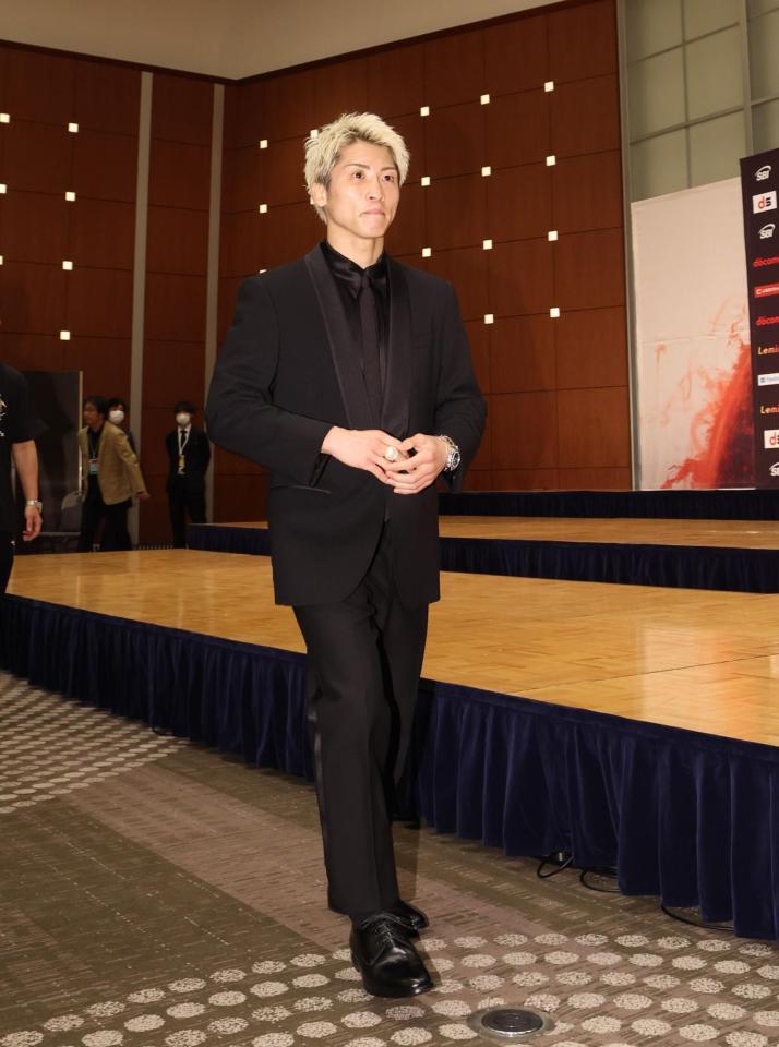 退席する井上尚弥（撮影・石井剣太郎）