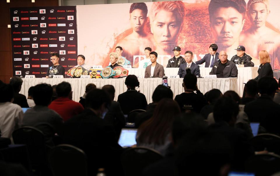 会見する井上尚弥（前列中央左）、中谷潤人（同右）ら（撮影・石井剣太郎）