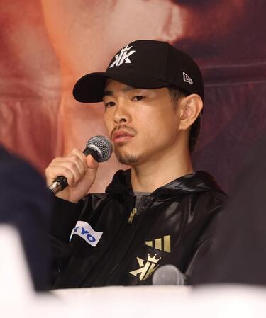 会見する井岡一翔（撮影・石井剣太郎）