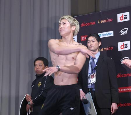客席にＴシャツを投げ込む井上尚弥（撮影・金田祐二）