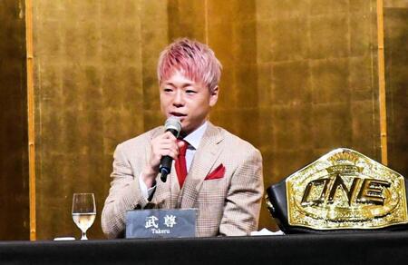 引退会見に臨んだ武尊