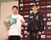 会見を終え、写真撮影に臨む井上拓真（左）と井岡一翔（撮影・石井剣太郎）
