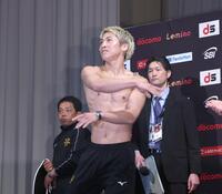 客席にＴシャツを投げ込む井上尚弥（撮影・金田祐二）