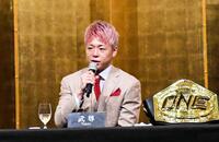 引退会見に臨んだ武尊