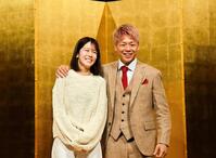 引退会見のフォトセッションに飛び入り参加した妻・川口葵（左）とツーショット撮影に応じた武尊