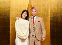 引退会見のフォトセッションに飛び入り参加した妻・川口葵（左）とツーショット撮影に応じた武尊