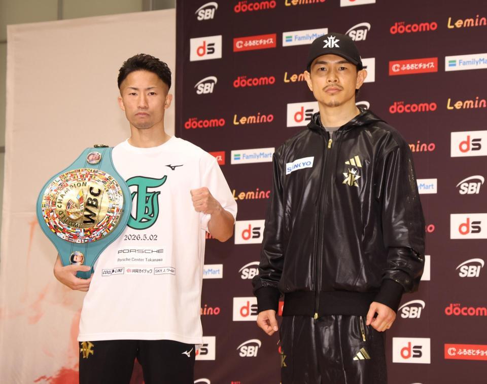 会見を終え、写真撮影に臨む井上拓真（左）と井岡一翔（撮影・石井剣太郎）