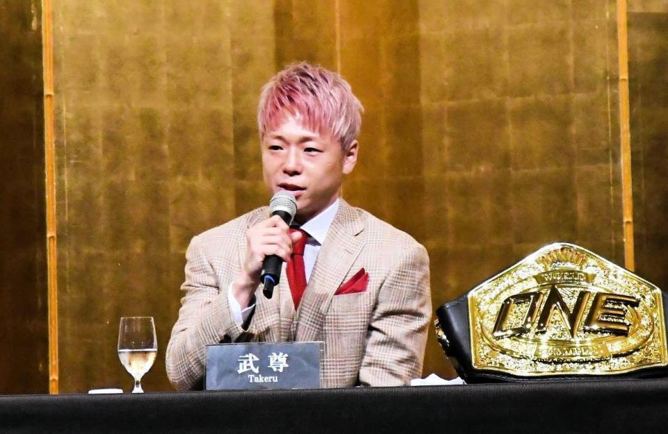 引退会見に臨んだ武尊