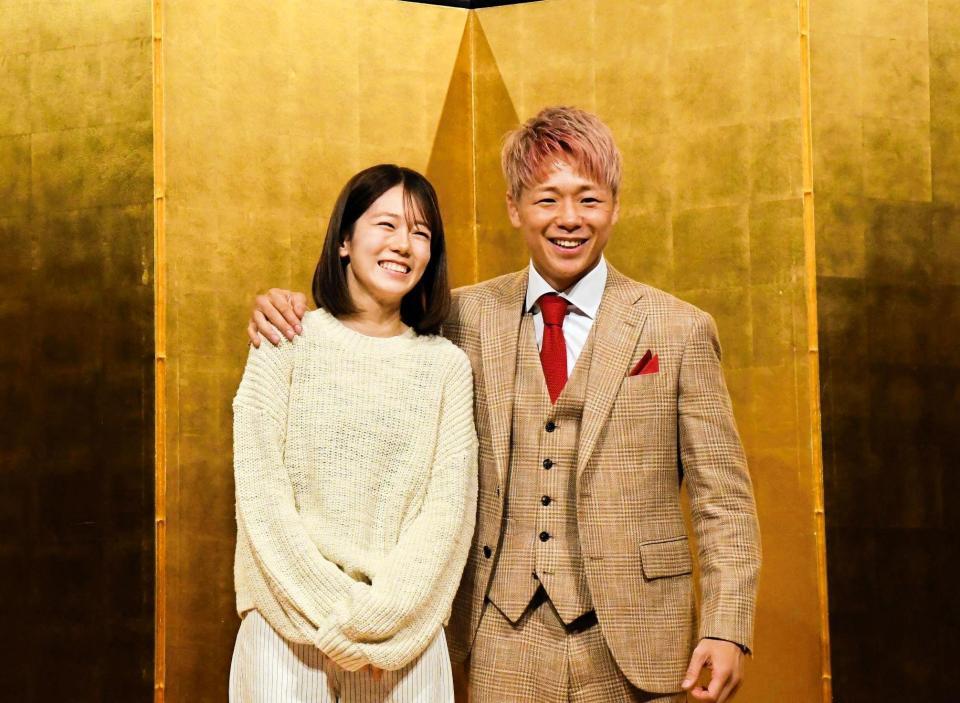 引退会見のフォトセッションに飛び入り参加した妻・川口葵（左）とツーショット撮影に応じた武尊