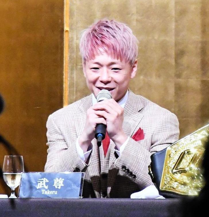 引退会見で笑顔を浮かべる武尊