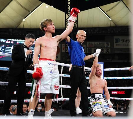 田中将吾（右下）に判定で勝利した富岡浩介（撮影・西岡正）