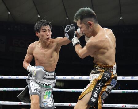 ７回、下町俊貴（左）が阿部麗也にパンチを出す（撮影・西岡正）