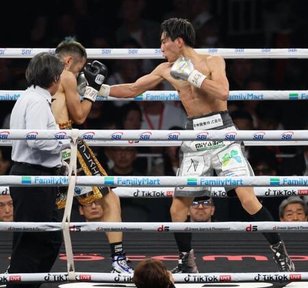 ８回、阿部麗也（左）を攻める下町俊貴（撮影・佐々木彰尚）