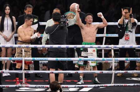 井岡一翔（左）を下し初防衛に成功した井上拓真（撮影・佐々木彰尚）