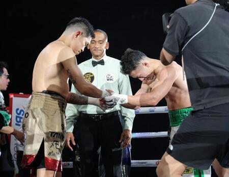 試合後、握手を交わす井岡一翔（左）と井上拓真（撮影・西岡正）