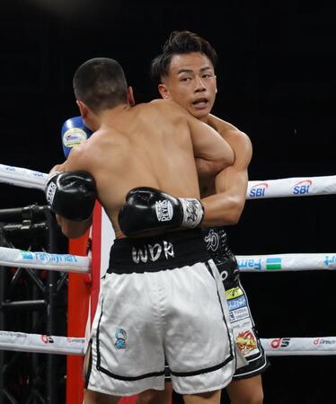 ３回、クリンチをするワン・デカン（左）と武居由樹（撮影・西岡正）