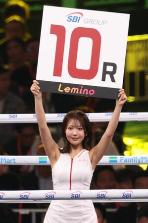 ラウンドガールを務める佐々木萌香（撮影・佐々木彰尚）