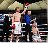 田中将吾（右下）に判定で勝利した富岡浩介（撮影・西岡正）