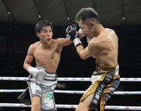 ７回、下町俊貴（左）が阿部麗也にパンチを出す（撮影・西岡正）
