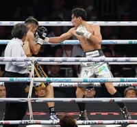 ８回、阿部麗也（左）を攻める下町俊貴（撮影・佐々木彰尚）